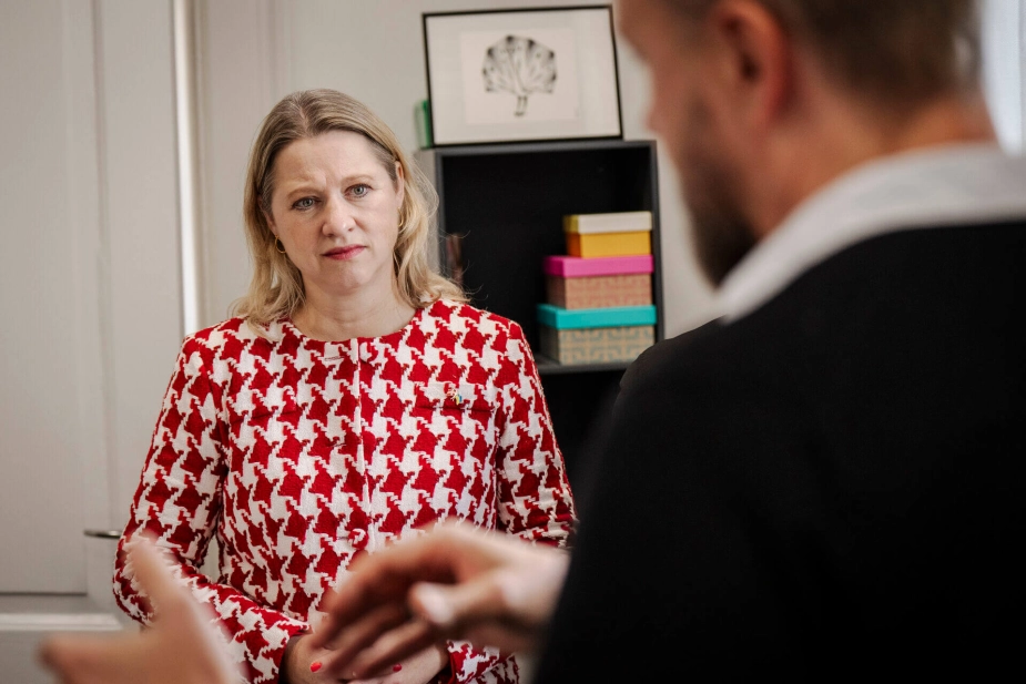 "Med aftalen her tager vi nu et vigtigt skridt i kampen mod de brodne kar – de har ikke noget at gøre på de sociale tilbud, hvor sårbare mennesker lever deres hverdag," siger social- og boligminister Sophie Hæstorp Andersen.