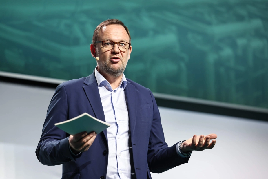 "Der hvor der er kommunalt godkendte varmeplaner med fjernvarmeområder, og hvor der er godkendte fjernvarmeprojekter, der skal der være en slutdato på gasnettet. Punktum," sagde formand for Dansk Fjernvarme, Jesper Frost Rasmussen (V), i sin åbningstale.
