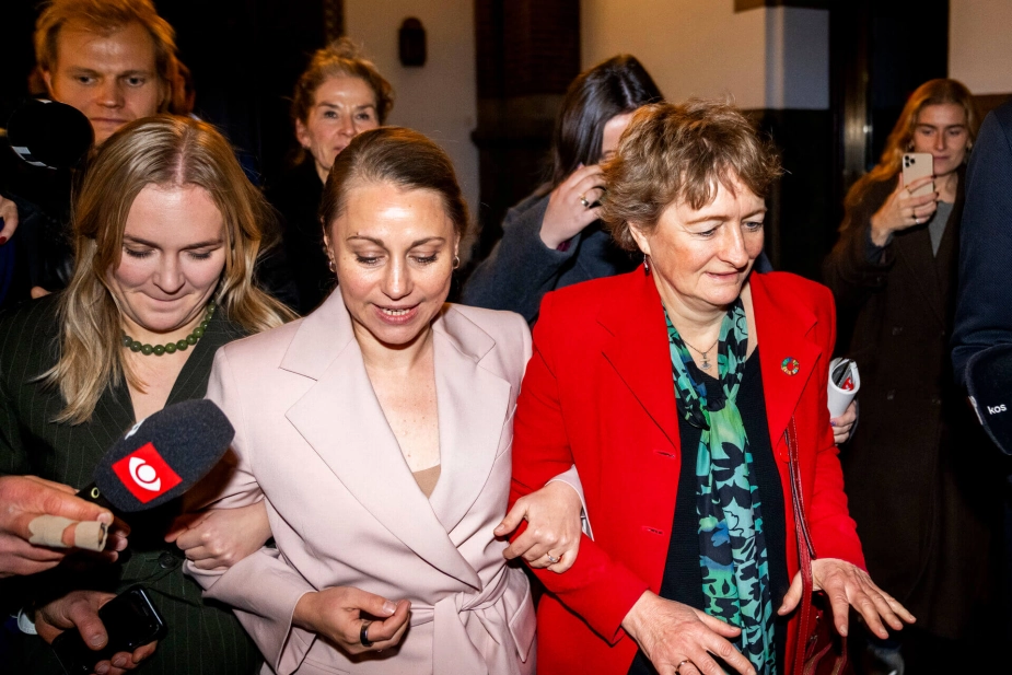 Karoline Lindgaard (AL), Sisse Marie Welling (SF) og Line Barfod (EL) ankommer arm i arm til Københavns Rådhus på valgaftenen.