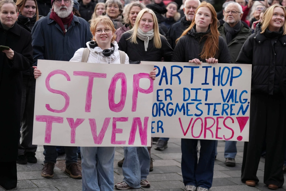 I Middelfart har der været protest over, at Ulla Sørensen skiftede fra S til V og fik flertallet bag Johannes Lundsfryd til at smuldre.