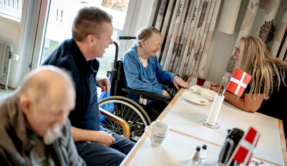 Hvis det nu tidligere ældreministeriums plejehjemsundersøgelse skal være brugbar for kommunerne, kræver det blandt andet, at kommunerne får oplyst, hvor mange respondenter der har været på hvert plejehjem.