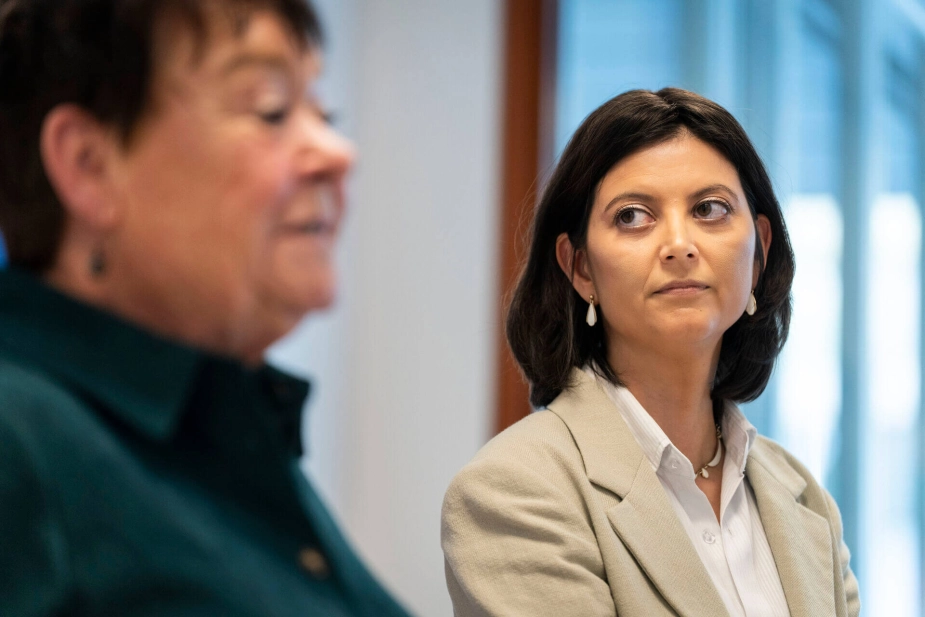 De to forhandlere, Mona Striib for Forhandlingsfællesskabet og Sofia Osmani for KL, til kravsudveksling i KL-huset d. 16. december 2025.