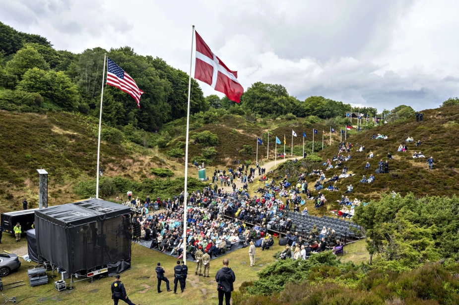Tilskuere ved Rebildfesten i juli 2025. En tradtion, der har fundet sted siden 1912 og er en fest for både amerikanere med danske rødder og danskere med tilknytning til USA.