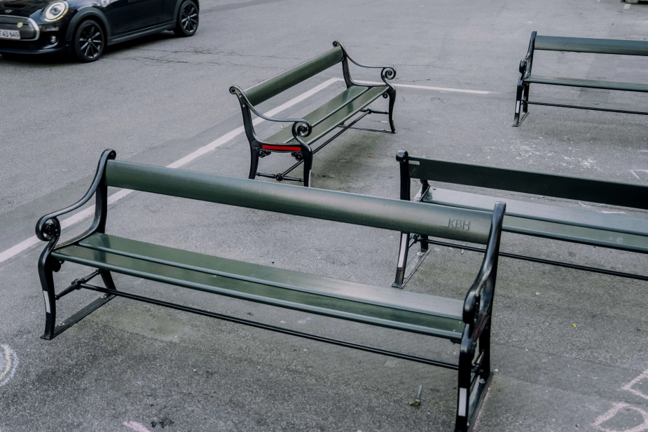Københavns Kommune har sat bænke op på flere tidligere parkeringsbåse i den indre del af København. Billedet er taget ved Frue Plads i København i november 2025.