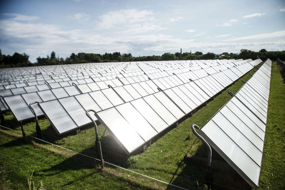 Det går hurtigere med at udbygge kapaciteten af solceller på marker end på tage. Dansk Solcelleforening glæder sig over samlet fremgang.