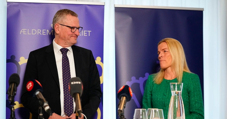 Afgående ældreminister Mette Kierkgaard overdrager ministerposten til tiltrædende ældreminister Henrik Frandsen i Ældreministeriets i København tirsdag eftermiddag.