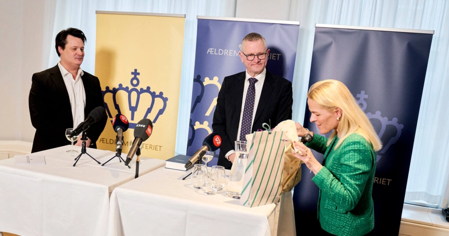 Afgående ældreminister Mette Kierkgaard (M) modtager en gave fra tiltrædende ældreminister Henrik Frandsen (M) i forbindelse med ministeroverdragelsen i København tirsdag eftermiddag.