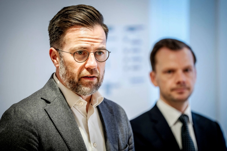 Peter Rahbæk Juel (S) kalder sig selv "praktiker ved fronten i kampen mod banderne". Mandag stod han i front ved pressemøde med justitsminister Peter Hummelgaard (S).