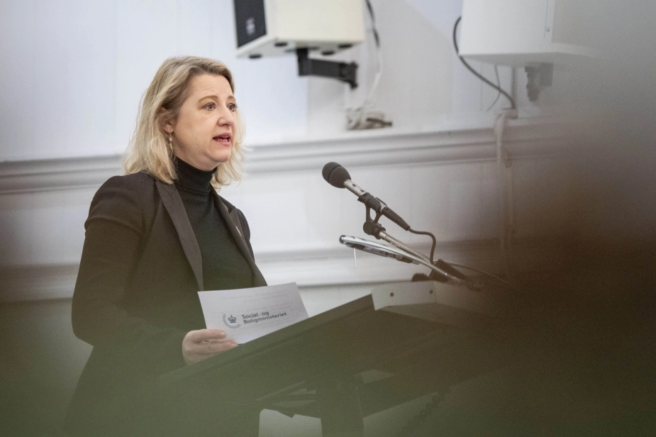 Det går ud over små lokalsamfund, når bopælspligt ikke overholdes, mener boligminister Sophie Hæstorp Andersen, der vil hæve bødestraffen (arkivfoto).