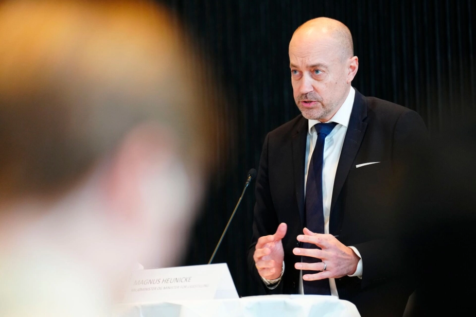 "Det er nødvendigt for os at sætte ind hurtigt," sagde miljøminister Magnus Heunicke (S) på et pressemøde fredag om det nuværende trusselsbillede på blandt andet vandforsyningen i Danmark.
