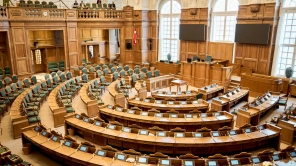 Flertal tvinger regeringen til at igangsætte arbejde om mulig ny domstol
