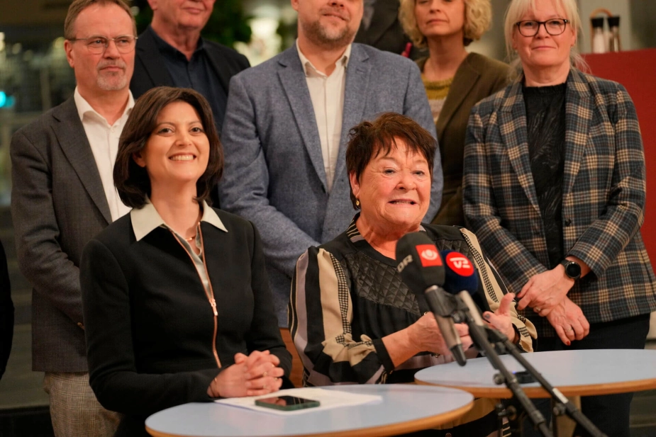 Overenskomstforliget blev præsenteret af de to hovedforhandlere Sofia Osmani fra KL (t.v.) og Mona Striib fra Forhandlingsfællesskabet i KL-huset her til aften.