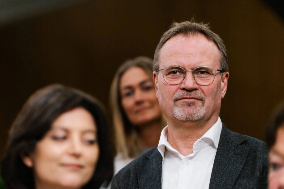 Dagens aftale mellem KL og Danmarks Lærerforening er én af 100 overenskomster, der forhandles på plads den næste tid, efter at det overeordnede overenskomstforlig mellem KL og Forhandlingsfællesskabet for en halv million kommunalt ansatte faldt på plads i slutningen af februar. Da var formand for Danmarks Lærerforening til Gordon Ørskov Madsen også med.