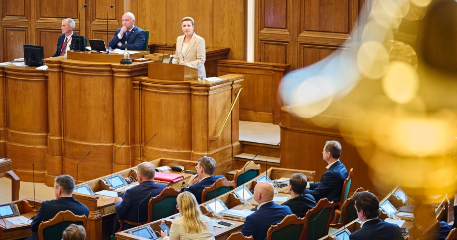 Statsminister Mette Frederiksen (S) udskriver her valget, som betyder, at flere planer på ældreområdet er sat i bero.