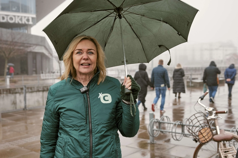 Mona Juul var i weekenden i Aarhus for at hænge valgplakater op. Nu fremlægger hun de Konservatives skoleudspil.