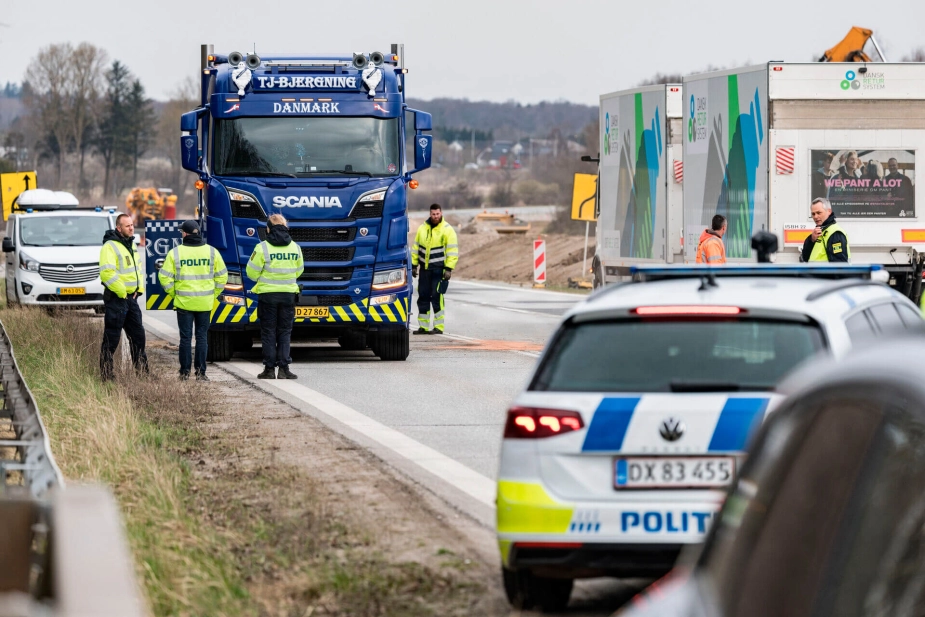 Politiet i færd med oprydningen efter ulykken tirsdag den 14. april, hvor to mennesker kom til skade i et frontalt sammenstød med en lastbil.