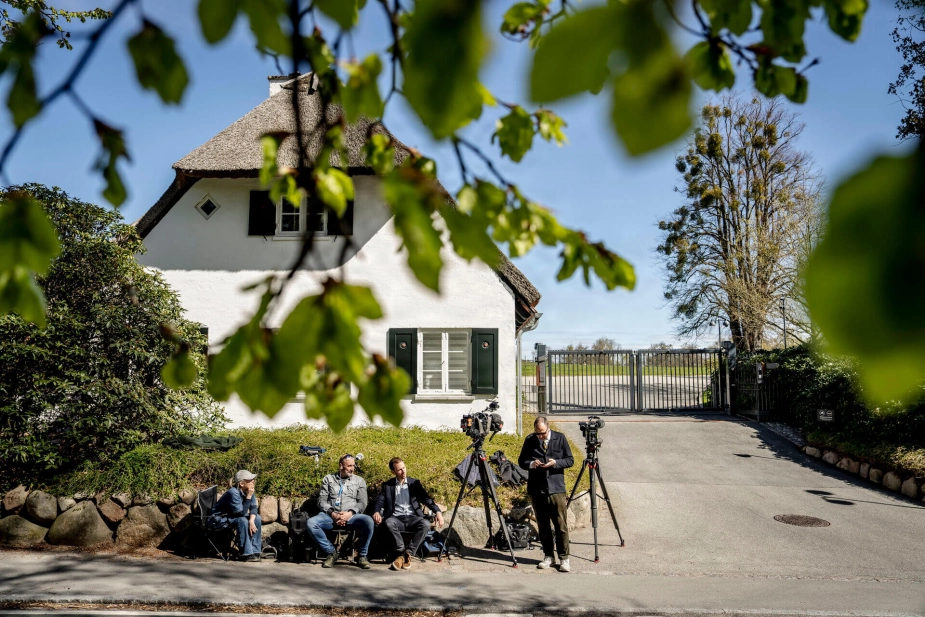 Journalister afventer nyt fra regeringsforhandlinger på Marienborg.