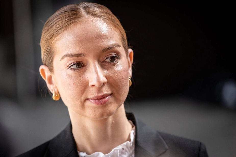 Klima-, energi- og forsyningsminister Samira Nawa (R) har genfremsat lovforslaget om ændring af regler for solceller på bygninger.