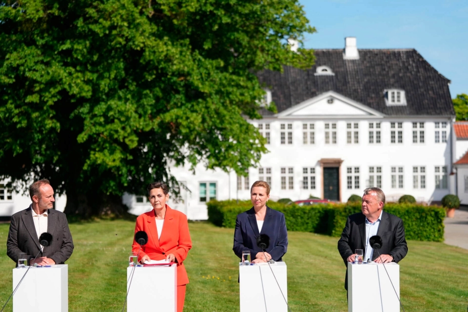 Ny regering præsenterer regeringsgrundlag ved Marienborg.
