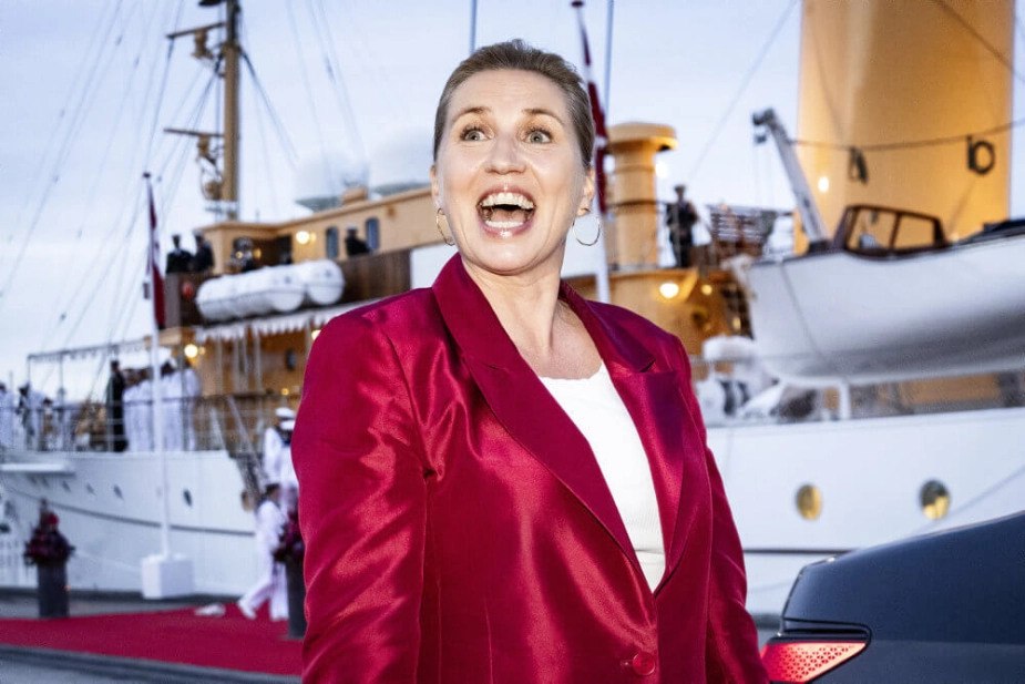 Mette Frederiksen har forhandlet i ugevis, og nu kan der dannes en regering bestående af Socialdemokratiet, SF, Moderaterne og De Radikale. Det fortalte hun til kongen mandag aften i Odense.