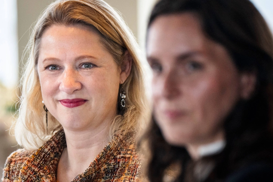 Ser den nye socialminister, Monika Rubin, mod sin forgænger, Sophie Hæstorp, kan vi blive lidt mere konkrete på opgaveflytningen.