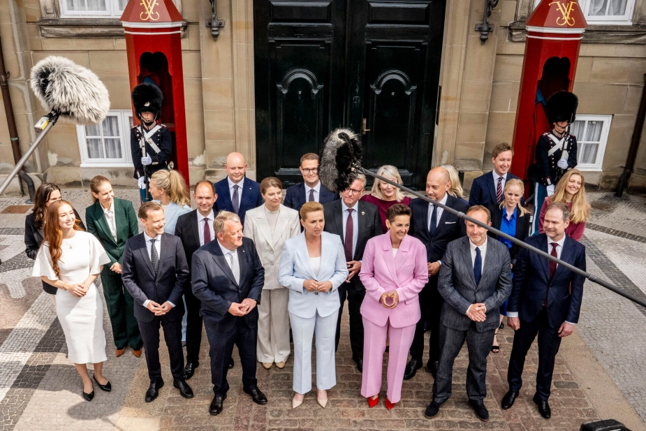 Den nye regering blev præsenteret på Amalienborg Slot i København, onsdag den 3. juni 2026. "Firkløverregeringen" består af Socialdemokratiet, SF, Radikale og Moderaterne.