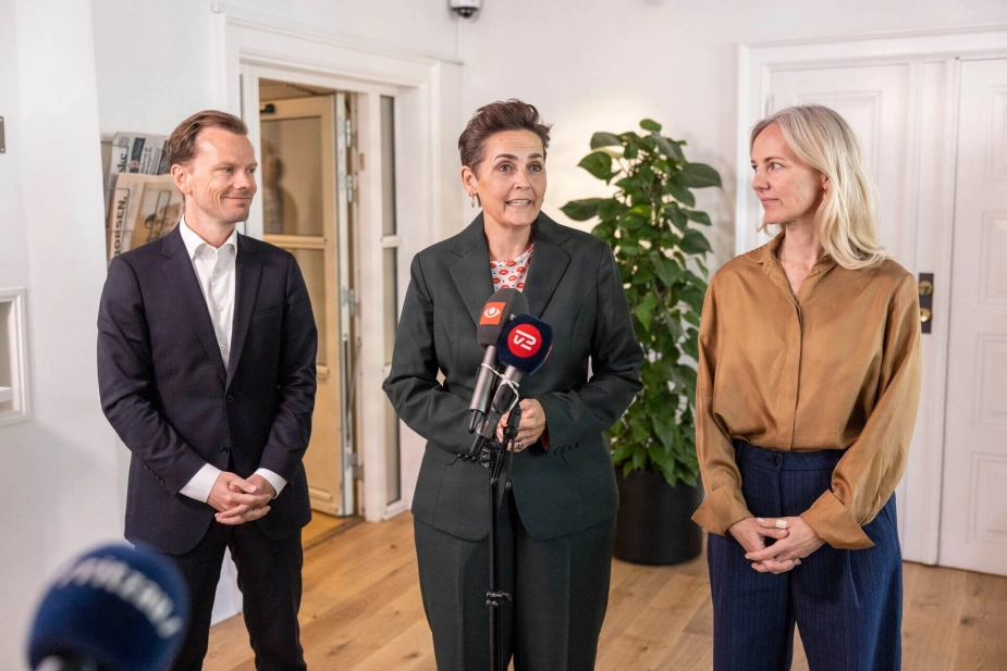 Regeringens ministre ved sættermødet til forhandlinger om økonomiaftaler for 2027 mellem Danske Regioner og regeringen i Økonomi- og Indenrigsministeriet i København. Finansminister Peter Hummelgaard (S), økonomi- og indenrigsminister Pia Olsen Dyhr (SF) og sundheds- og kirkeminister Ida Auken (S)
