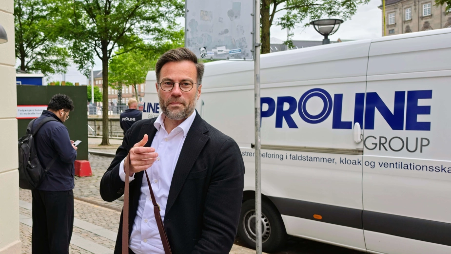 KL-formand Peter Rahbek Juel mødte tirsdag eftermiddag op i Økonomiministeriet for at forhandle kommunernes økonomiaftale for 2027