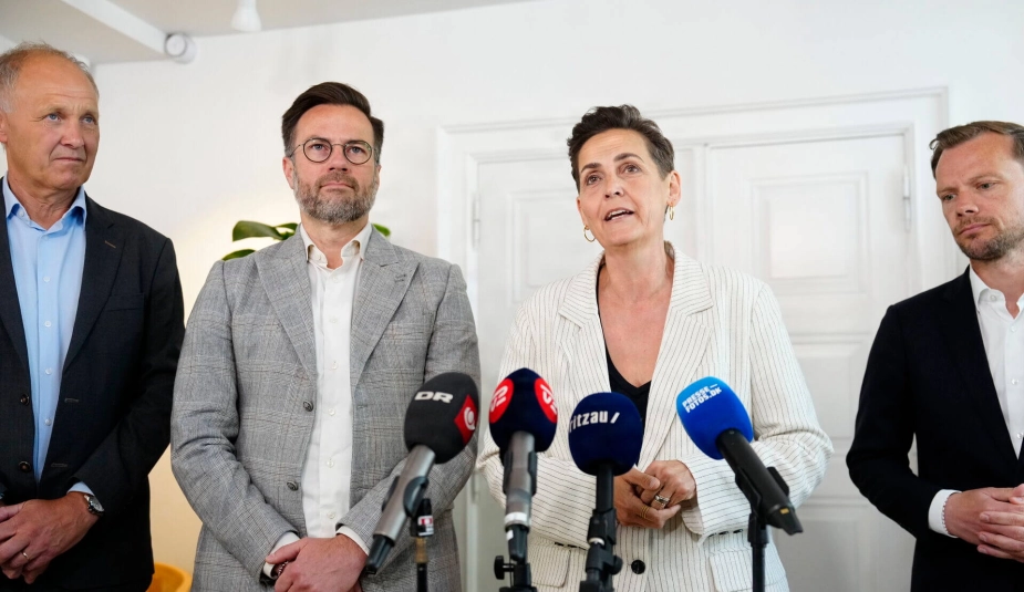 Fra venstre KL-formand Peter Rahbæk Juel, KL-næstformand Martin Damm, økonomi- og indenrigsminister Pia Olsen Dyhr og finansminister Peter Hummelgaard præsenterer aftale om kommunernes økonomi 2027 på et pressemøde i København torsdag den 18. juni 2026.