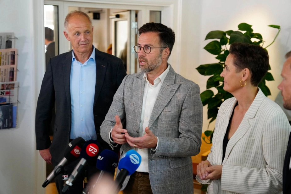 KL's næstformand, Martin Damm (V), og KL's formand, Peter Rahbæk Juel (S), præsenterede torsdag økonomiaftalen for 2027 sammen med økonomiminister Pia Olsen Dyhr (SF).