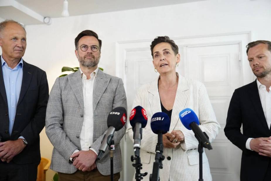 Økonomi- og indenrigsminister Pia Olsen Dyhr (SF), finansminister Peter Hummelgaard (S), formand for KL Peter Rahbæk Juel (S) samt KL-næstformand Martin Damm (V) præsenterer torsdag økonomiaftale for 2027.