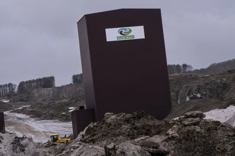 Nordic Waste forlod grunden ved Ølst ved Randers tilbage i december 2023. Efterfølgende er virksomheden erklæret konkurs, og der ligger fortsat tonsvis af forurenet jord i området. Billedet er fra mandag den 22. januar 2024.