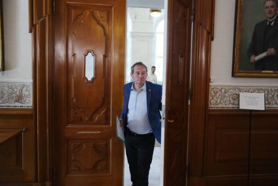 Peter Juel-Jensen forlader Venstres gruppemøde i Landstingssalen på Christiansborg, inden han offentligt meddeler, at han går imod partilinjen om gødskningslov.