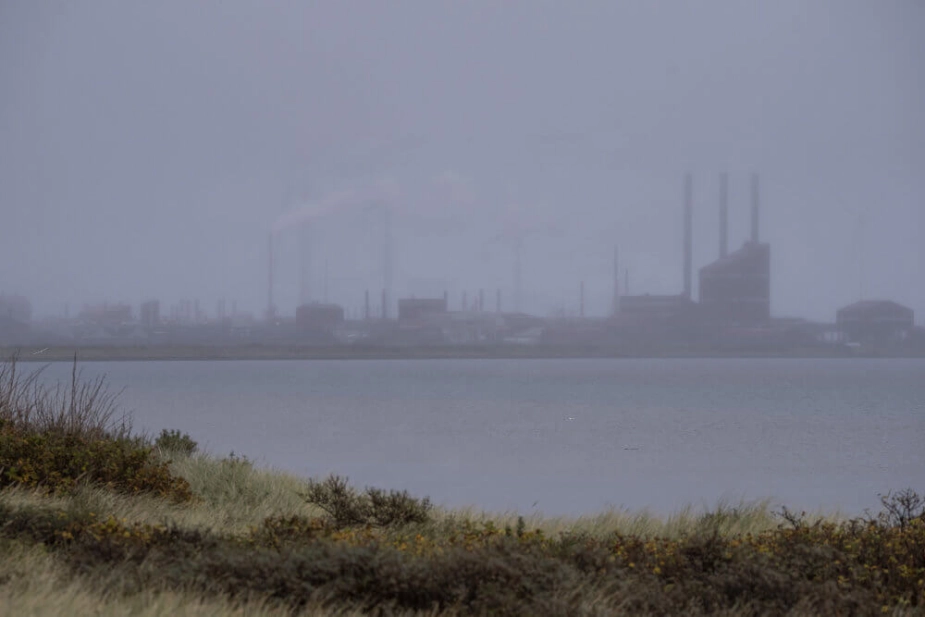 Det tidligere Cheminova lukker sin fabrik på Harboøre Tange ved udgangen af 2026. Her ses den nuværende fabrik delvist gemt i havgus i 2024. (Arkivfoto).