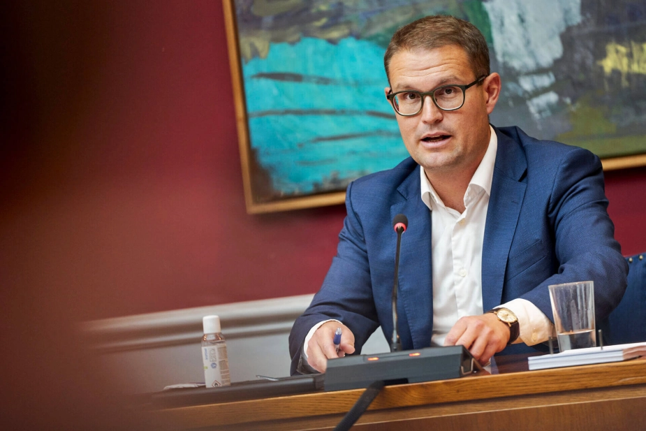 Efter flere måneder med uenighed om blandt andet gødskningslov og sprøjteforbud, skulle minister for natur og dyrevelfærd, Christian Rabjerg Madsen (S) på torsdagens samråd svare på, hvordan regeringen vil genoprette tilliden til den grønne trepart.