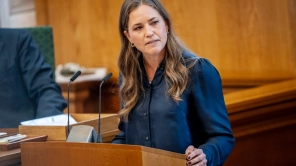 Flertal i Folketinget stemmer for omstridt lov: "Treparten er reelt sat på pause"