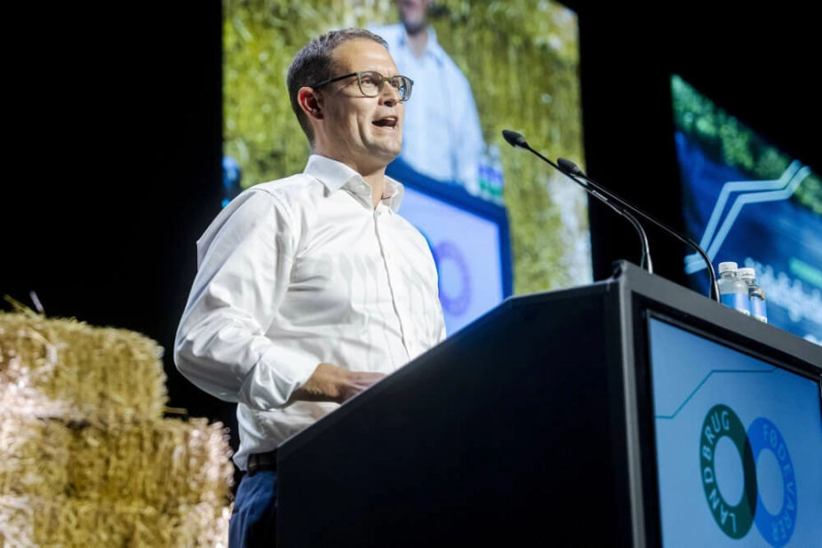 Christian Rabjerg Madsen (S), minister for natur og dyrevelfærd, var for nylig i Odense for at tale til utilfredse landmænd, som protesterede mod gødskningsloven. Nu har aftalepartierne bag den grønne trepart besluttet at sætte flere penge af til en kompensationsordning. (Arkivfoto).
