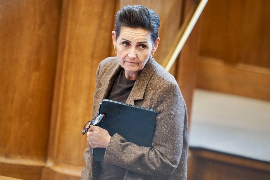 Økonomi- og indenrigsminister Pia Olsen Dyhr (SF) indkalder arbejdsmarkedets parter til rundbordssamtaler om stress, efter at en ny vismandsrapport har dokumenteret de alvorlige konsekvenser for både den enkelte og samfundsøkonomien.