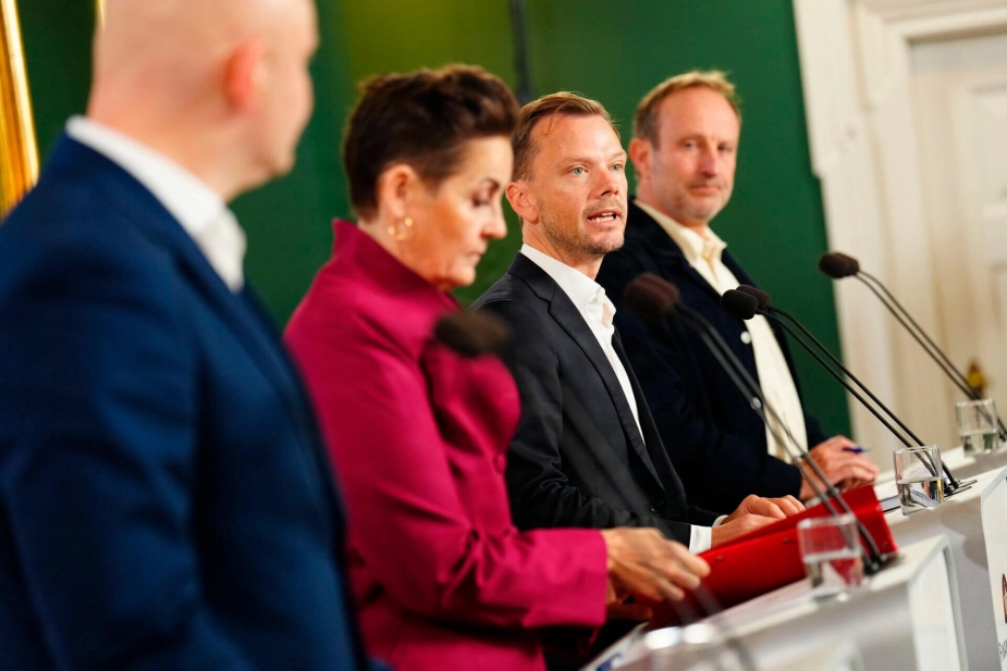 Skatte- og vækstminister Jakob Engel-Schmidt (M), økonomi- og indenrigsminister Pia Olsen Dyhr (SF), finansminister Peter Hummelgaard (S) og erhvervs- og konkurrencekraftsminister Martin Lidegaard (R) præsenterede regeringens finanslovsforslag fredag.