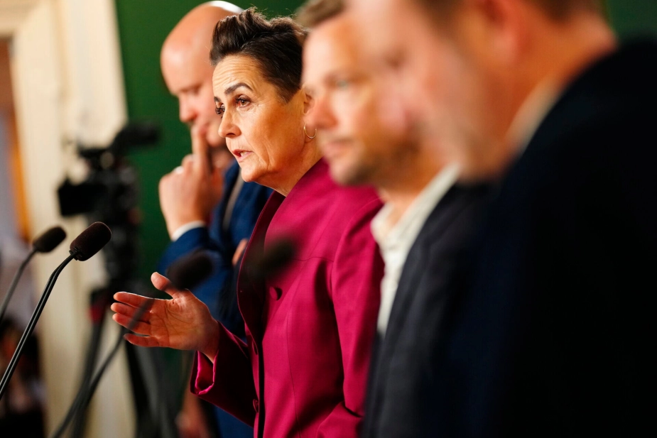 Skatte- og vækstminister Jakob Engel-Schmidt (M), økonomi- og indenrigsminister Pia Olsen Dyhr (SF), finansminister Peter Hummelgaard (S) og erhvervs- og konkurrencekraftsminister Martin Lidegaard (R) præsenterede regeringens finanslovsforslag fredag.