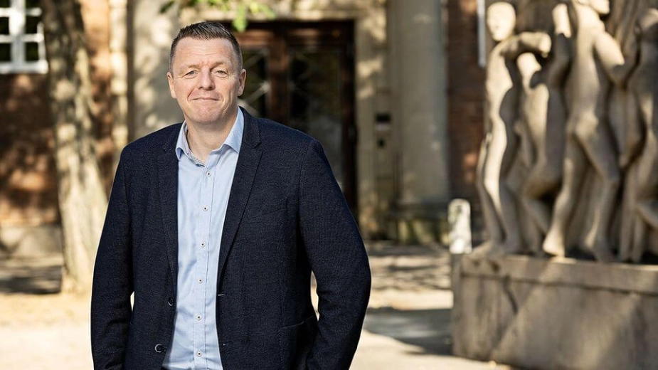 "Mange steder er det helt almindelig dagligdag, at voksne er alene med større børnegrupper. I længere tid – og endda helt planlagt. Det er virkelig skuffende," siger næstformand i FOA, Thomas Enghausen.