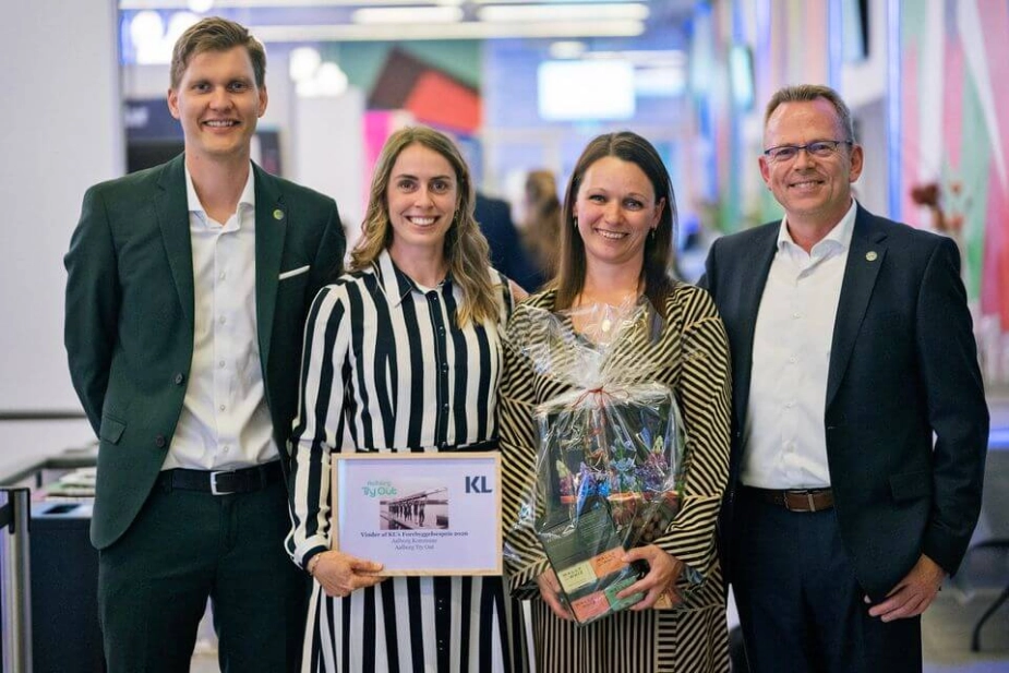 Borgmester Lasse Frimand Jensen (S) og byrådsmedlem Jan Nymark Rose Thaysen (V) var blandt andre med til at modtage prisen.