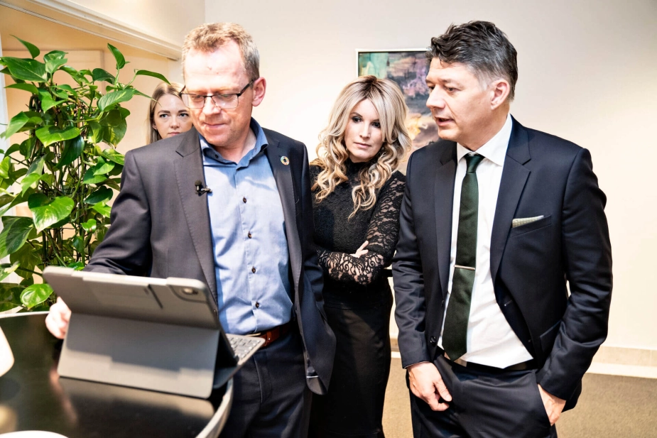 Jan Nymark Rose Thaysen (V) og Morten Thiessen (K) på valgaftenen i 2021, hvor de røde partier samlede flertal. Konstitueringen gjorde Thaysen til rådmand for By og Landskab, mens Thiessen blev rådmand for Børn og Undervisning. Efter K's budgetvending er der kold luft mellem de to borgerlige frontfigurer.