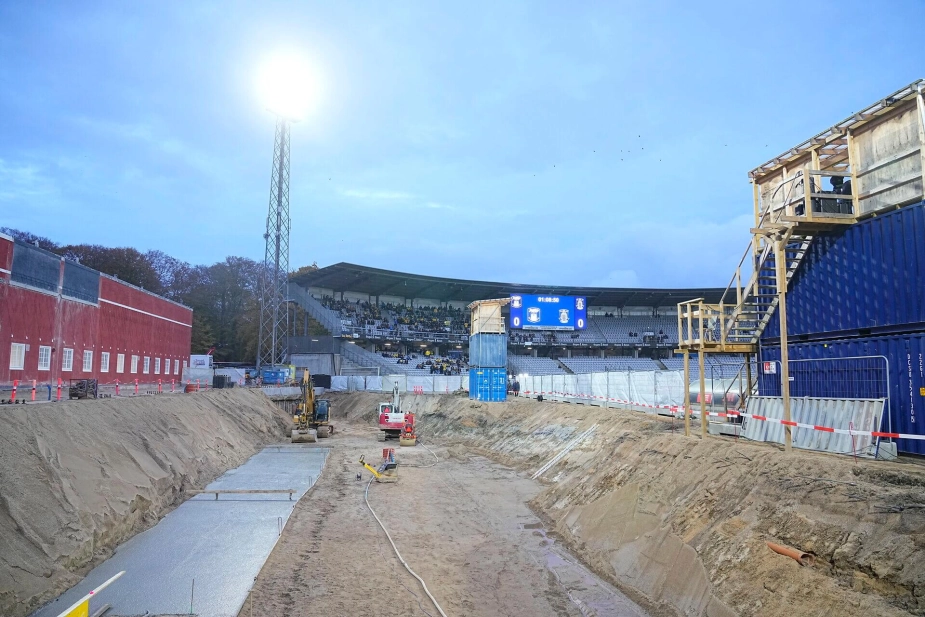 Nedrivningen af tribunerne på Ceres Park er allerede i gang. Om få måneder lukker stadionet, hvorefter AGF skal spille i den nordlige del af byen, indtil det nye stadion uden løbebaner kan åbne i slutningen af 2026.