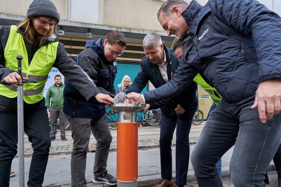 Pilotprojektet med filteret finder sted på Frederiksberg Alle i den tunge ende af gaden, hvor der kører mange busser. Forsøget foregår tæt på et trafiklys, hvor køretøjerne på grund af nedbremsninger og accelerationer efterlader relativt meget gummi fra dækkene.