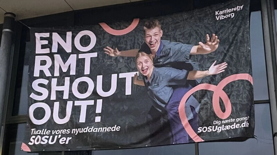"Enormt shoutout til alle vores nyuddannede sosu'er" står der på banneret i Viborg Kommune.