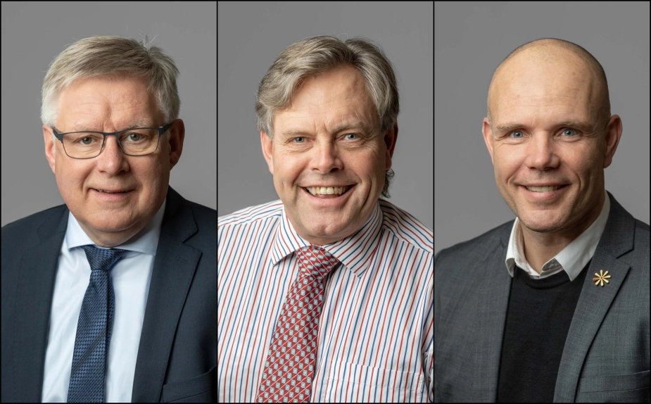 Erik Høgh Sørensen fra Vendelbo-Listen (i midten) får af flere kritik for sin tone i byrådet. Venstre-borgmester Søren Smalbro (tv.) er glad for, at flere politikere udtaler kritikken offentligt. Blandt andre den konservative viceborgmester Per Møller (th.)