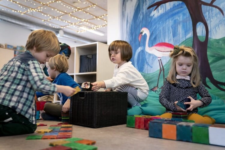 Næsten alle landets kommuner kan efter en ny fremskrivning fra Danmarks Statistik forvente færre børn mellem nul og seks år end først antaget, skriver Politiken.
