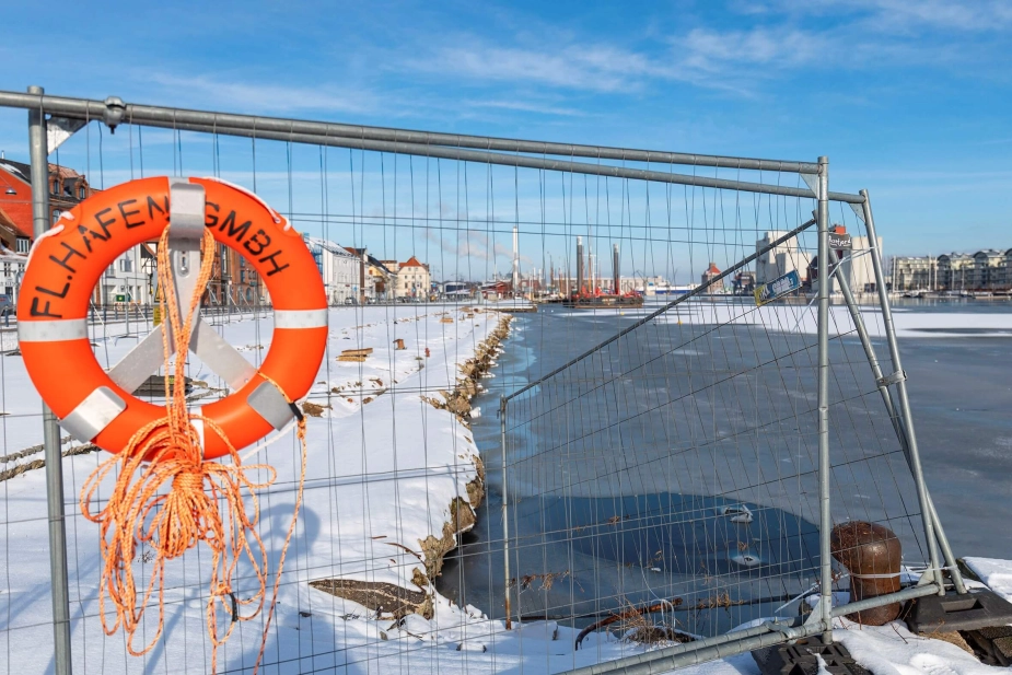 Dele af havnepromenaden i Flensborg er fortsat afspærret, og genopbygningen af kajmuren kan koste kommunen mere end 160 millioner kroner.