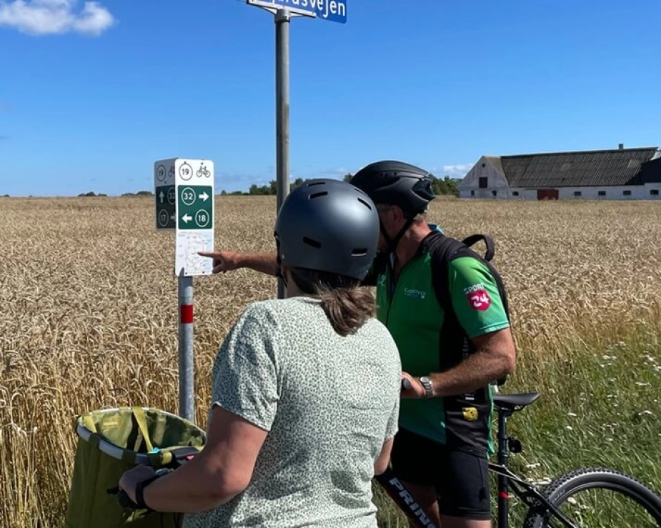 Skiltene er blevet testet i flere kommuner. Her er det knudepunktet 'nummer 19' på Bornholm.